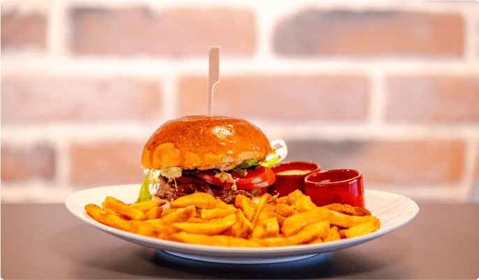Plat burger frites avec des sauces sur le côté