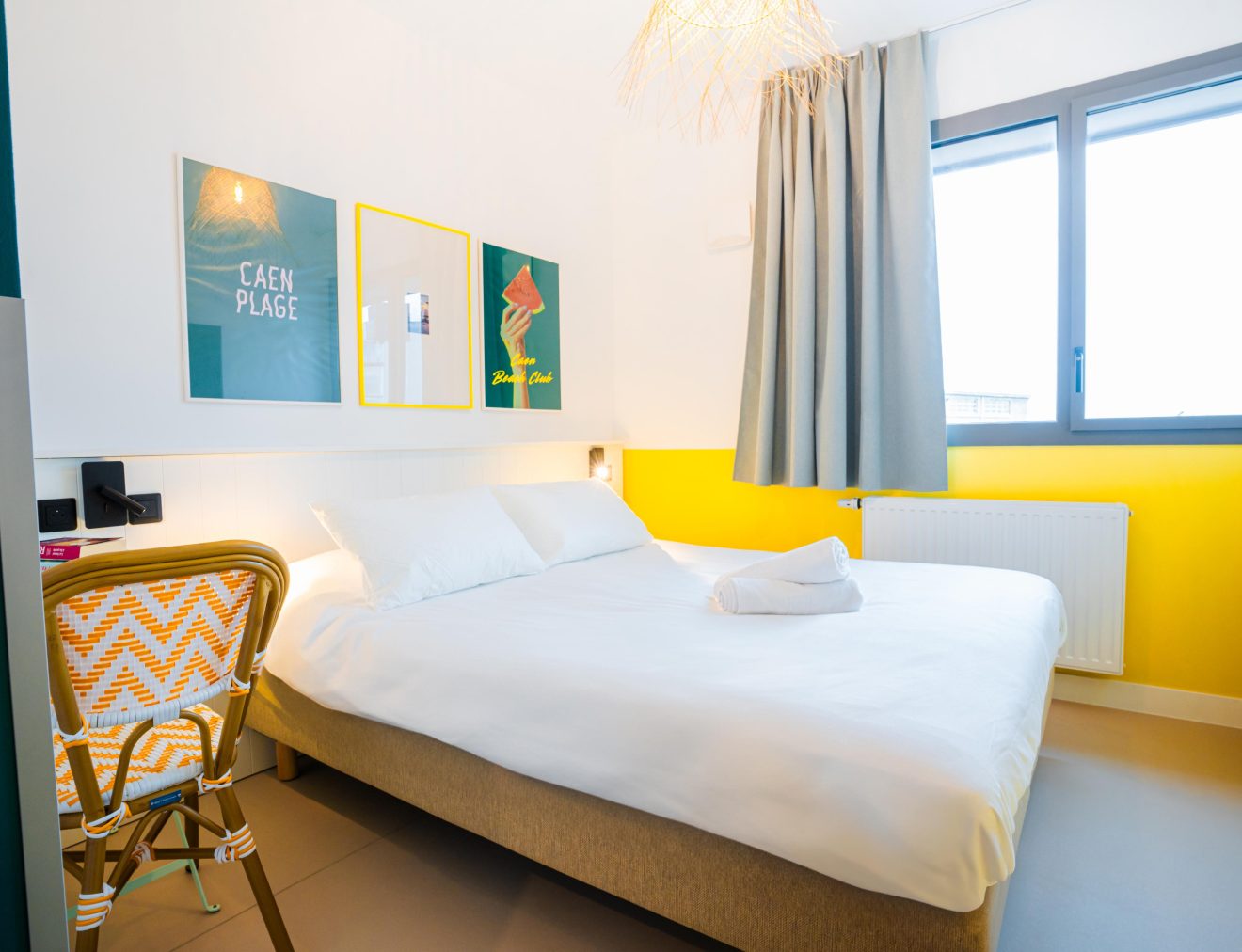 Photo d'un lit double dans une chambre avec posters