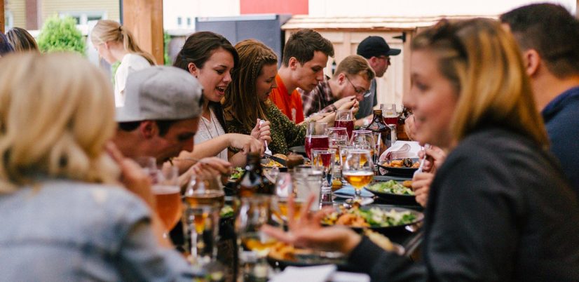 Groupe d'amis au restaurant Lille